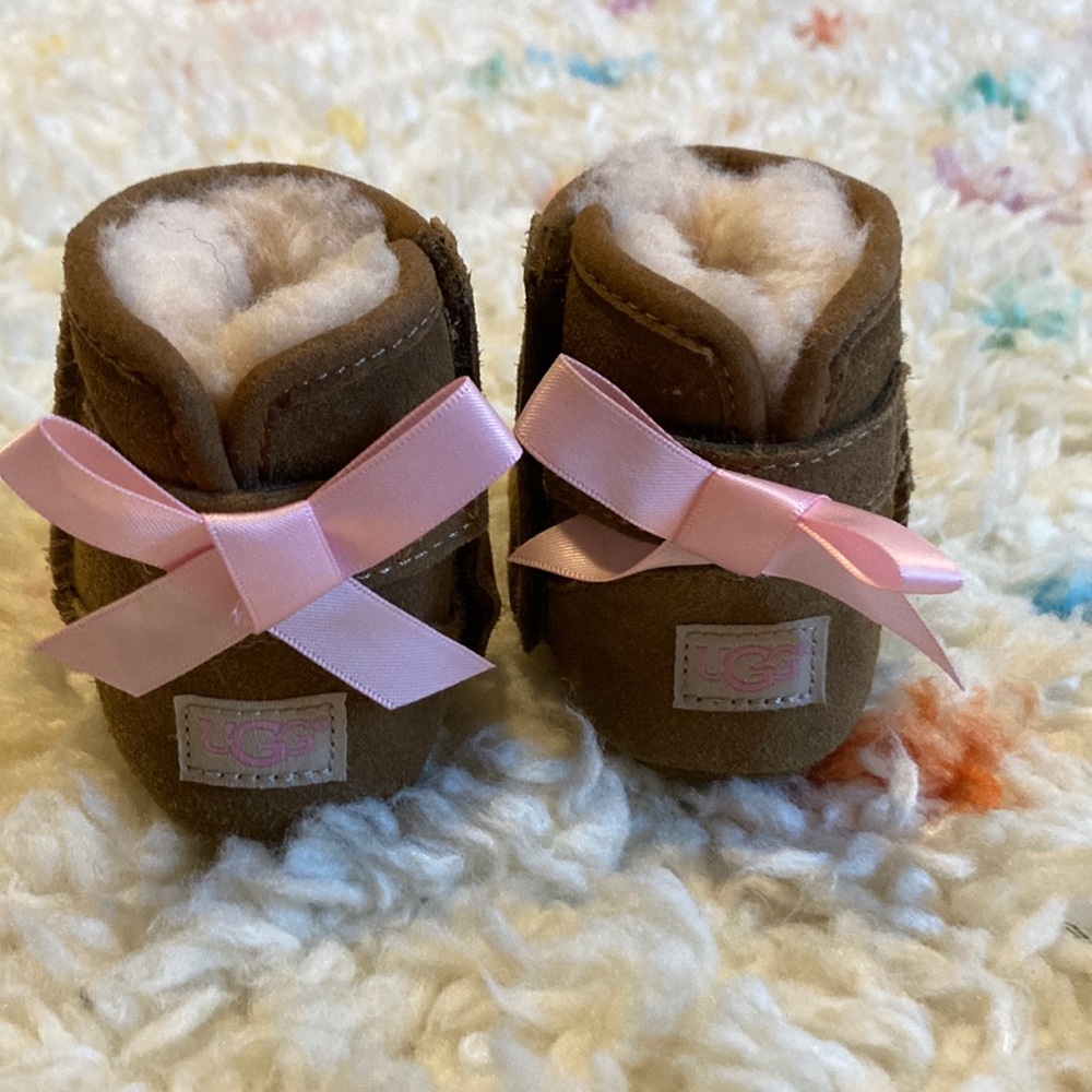 Ugg Girls’ Jesse Bow II Suede Crib Shoes (Infant)